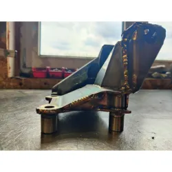 2.7 BiTurbo nisko profilowe mocowanie/łapa silnika - strona kierowcy.