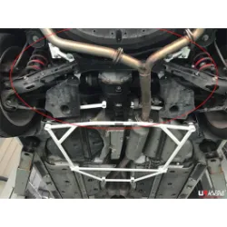 Rozpórka tylna dolna (Rear Lower Bar) (816P) Ultra Racing Toyota Mark X (X120) 2.5 V6 2WD 04-16