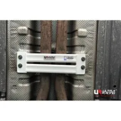 Rozpórka środkowa (Mid Lower Brace) 2183 Ultra Racing Hyundai Genesis Sedan 12+