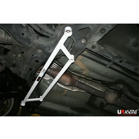 Rozpórka przednia dolna (Front Lower Brace) (2465) Ultra Racing Scion TC (AT10) 2.4 2WD 05-10