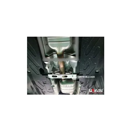 Rozpórka środkowa (Mid Lower Brace) (3420) Ultra Racing Mercedes C200/C205/C250/C300 2.0T 15-21/E300 3.0T 16+/C220D 2.2D 14-21 2WD