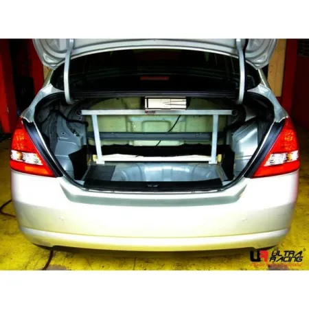 Rozpórka tylna górna (Rear Upper Strut Bar) (236) Ultra Racing Nissan Latio/Tiida (C11) 1.8 2WD Sedan 04-18