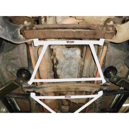Rozpórka przednia dolna (Front Lower Brace) (2597) Ultra Racing Mitsubishi Storm L200 3.0 4WD 96-06