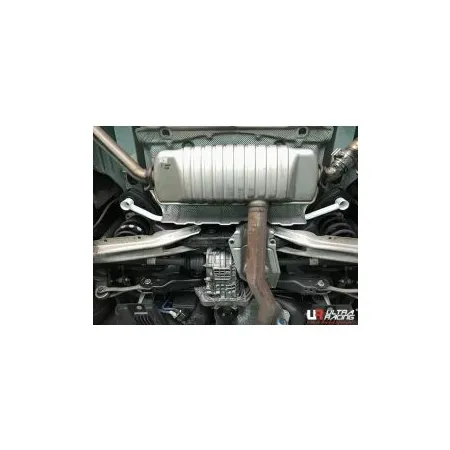 Rozpórka tylna dolna (Rear Lower Bar) Ultra Racing Mercedes A250 / AMG 13+ W176 4WD