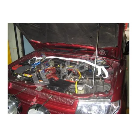 Rozpórka przednia (Front Upper Strut Bar)Ultra Racing Mitsubishi Pajero IO 98+