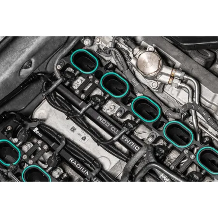 Przewody paliwowe z filtrem 10 um i regulatorem Audi R8 Lamborghini Gallardo Radium Engineering