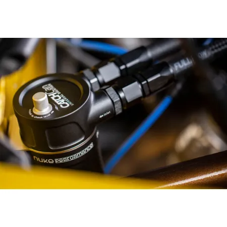 Uniwersalny Oil Catch Tank Nuke Performance o pojemności 0.25 litra