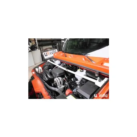 Rozpórka przednia (Front Upper Strut Bar)Ultra Racing Hummer H2 6.0 03-09