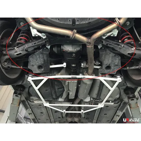 Rozpórka tylna dolna (Rear Lower Bar) (816P) Ultra Racing Toyota Mark X (X120) 2.5 V6 2WD 04-16