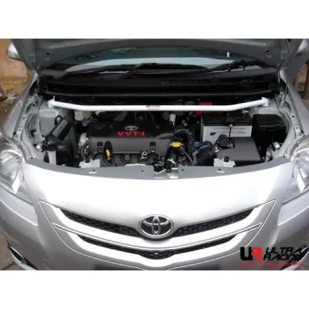 Rozpórka przednia (Front Strut Bar) Ultra Racing Toyota Yaris XP90 1.5 05-13 2WD