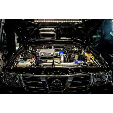 Dedykowany zestaw montażowy intercoolera Nissan Patrol Top Mount - 3.0D M57 Zielony