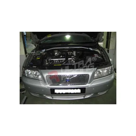 Rozpórka przednia (Front Upper Strut Bar)Ultra Racing Volvo S80