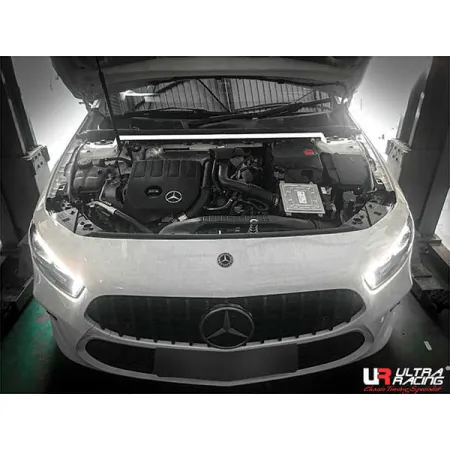 Rozpórka przednia (Front Upper Strut Bar)(4113) Ultra Racing Mercedes V177 A200/A250 1.3/2.0T 2WD Sedan 18+