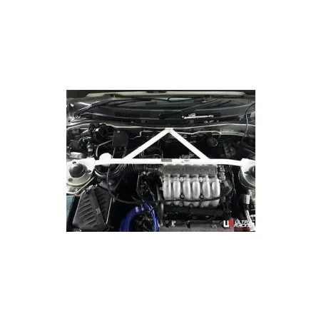 Rozpórka przednia (Front Upper Strut Bar)(10) Ultra Racing Proton Perdana 2.0 95-98/Perdana 2.0 FL 98-10 2WD