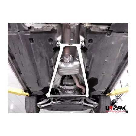 Rozpórka środkowa (Mid Lower Bar) Ultra Racing Audi A4 B8 08+ /A5 2.0T