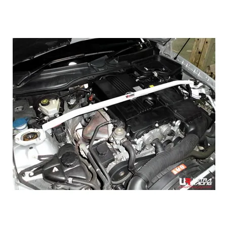 Rozpórka przednia (Front Upper Strut Bar)Ultra Racing Mercedes SLK 200/280 04-11