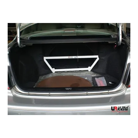Rozpórka bagażnika (Rear Trunk Brace) Ultra Racing Nissan Cefiro 98-03 A33