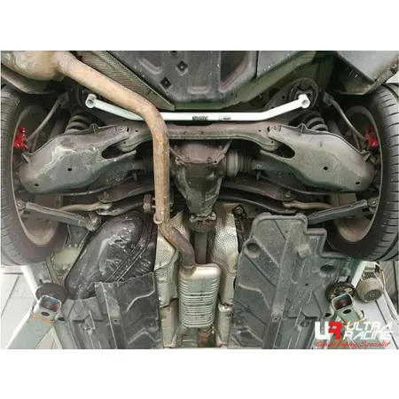 Rozpórka tylna dolna (Rear Lower Brace) Ultra Racing Mercedes C-Class/ AMG 07+ W204