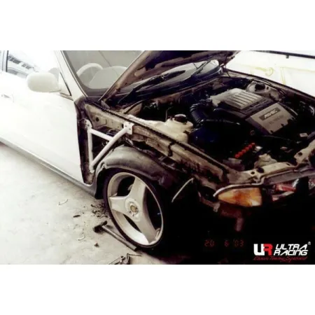 Rozpórka przedniego kielicha (Fender Brackets) (009P) Ultra Racing Proton Perdana 2.0 2WD 95-10