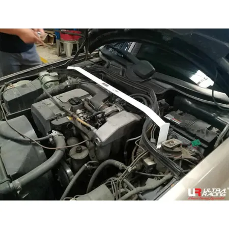 Rozpórka przednia (Front Upper Strut Bar)(3497) Ultra Racing Mercedes W210 E230 2.3 2WD 96-03